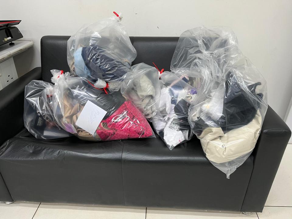 Foto 4 de 4 — TOR flagra carro ‘recheado’ de roupas furtadas na SP-310 em Araraquara; casal de peruanos foi detido e liberado